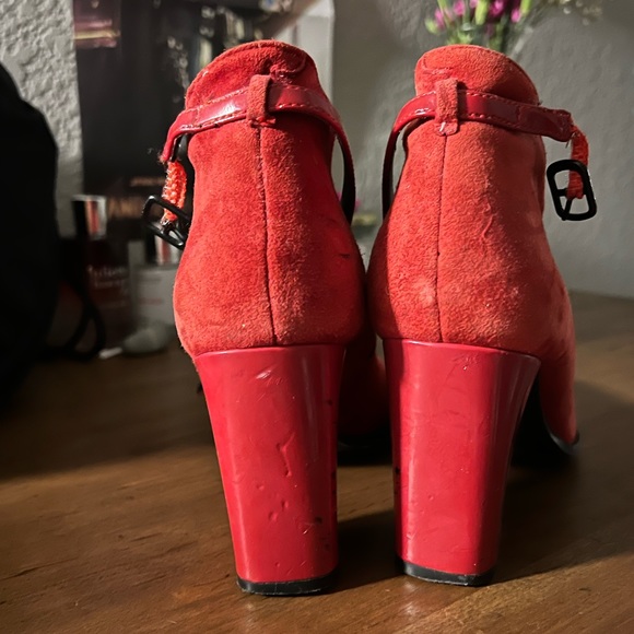 ❤️ SOLD ❤️ Kenneth Cole Reaction Red Suede Mary Jane Platform Heels - Picture 3 of 6
